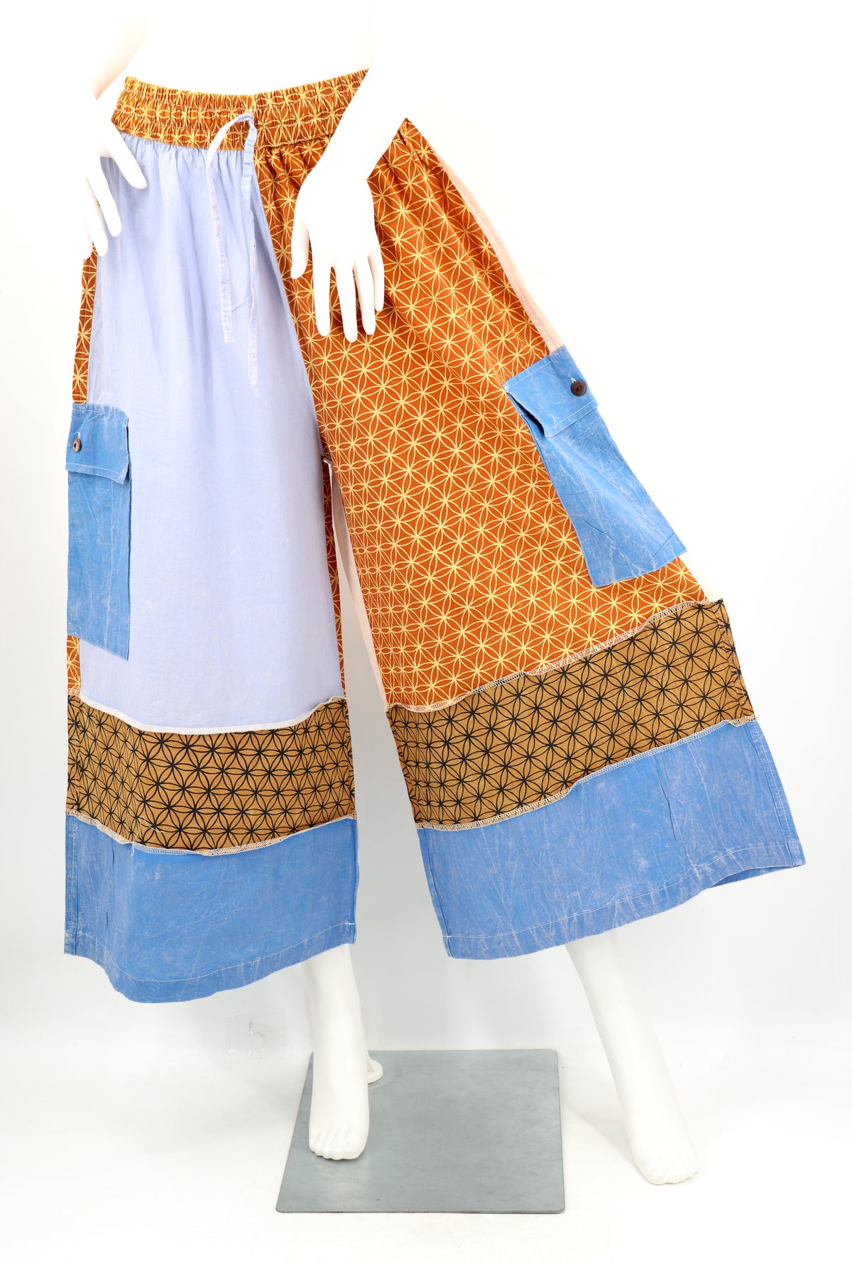 Freigeistige, künstlerische Patchwork-Palazzo-Hose mit weitem Bein
