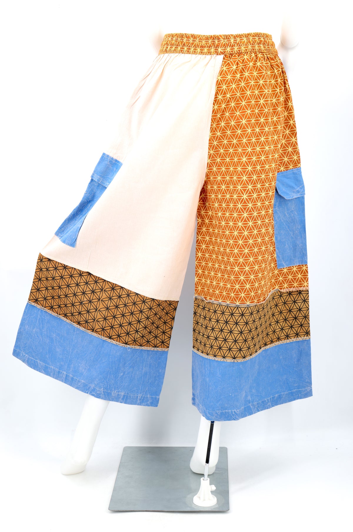 Freigeistige, künstlerische Patchwork-Palazzo-Hose mit weitem Bein