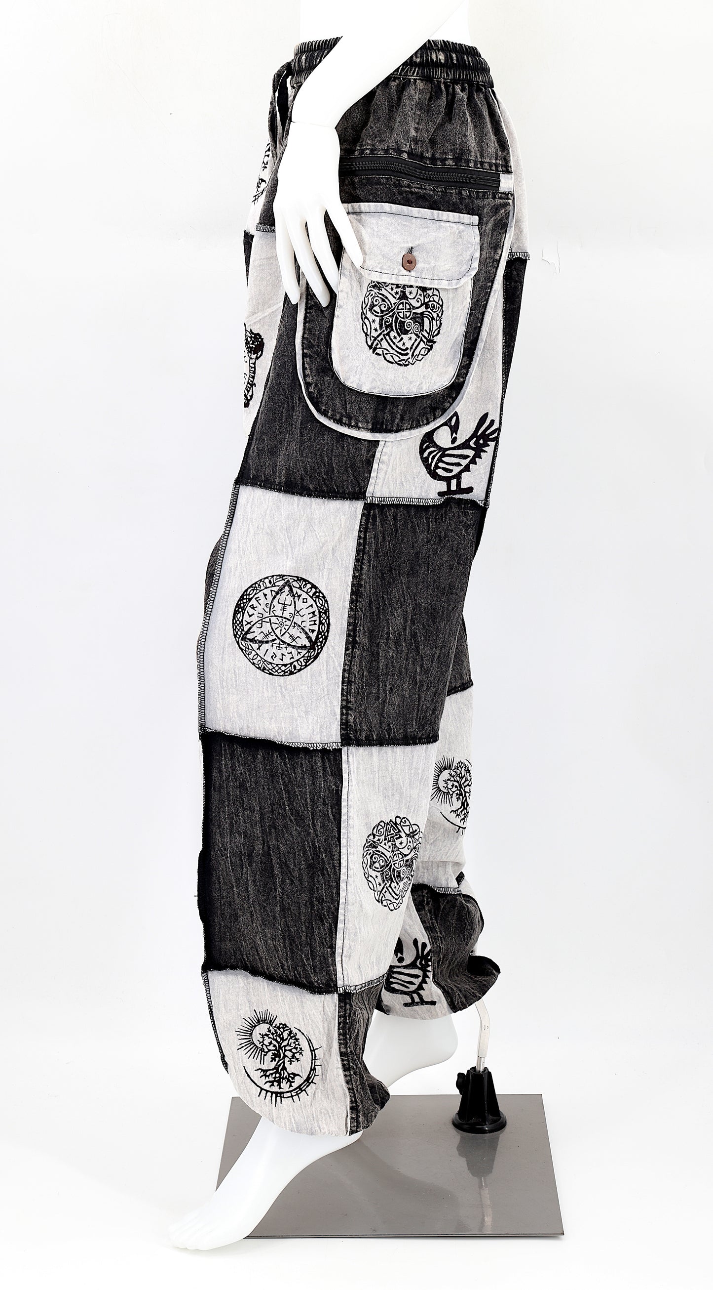 Baumwoll-Haremshose mit mehreren Taschen und Old-Gods-Symbolen im Patchwork-Design