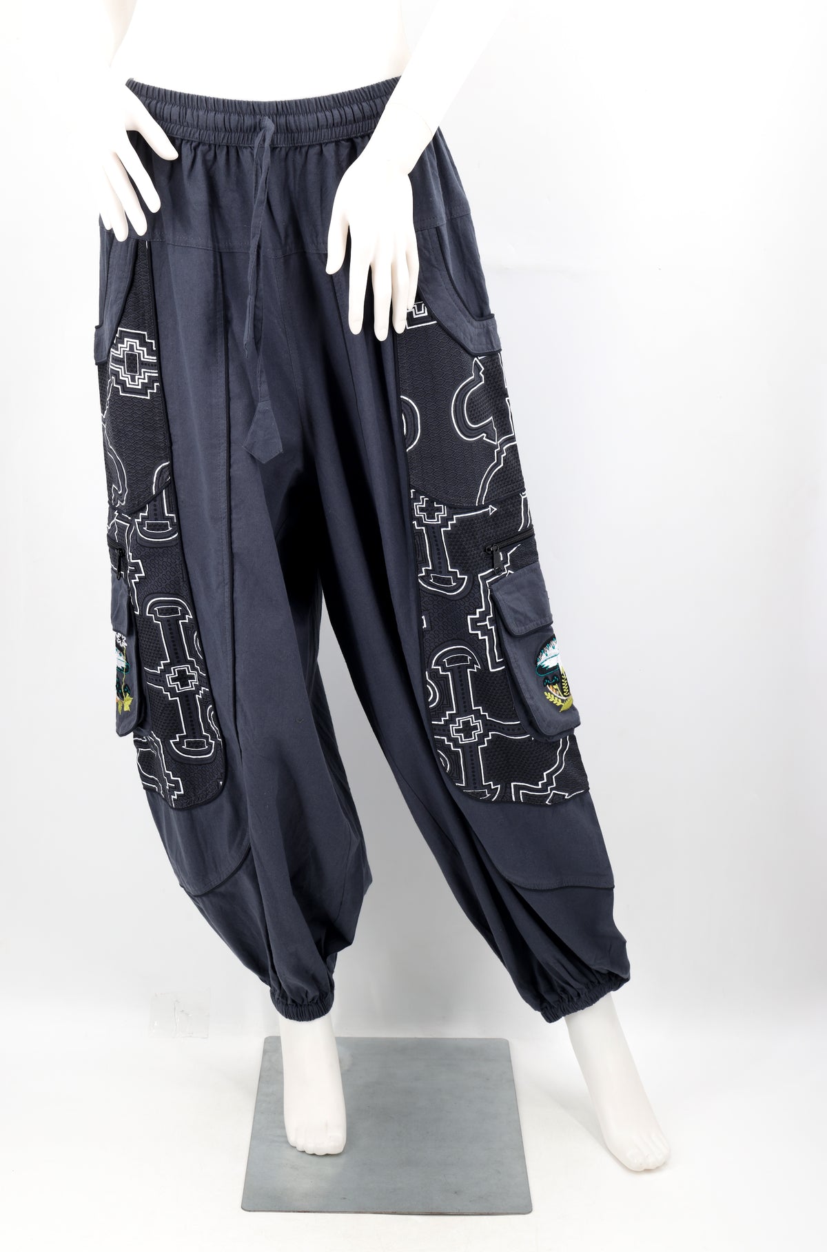 Geometrische Tribal-Haremshose mit mehreren Taschen | Handbestickte Baumwollhose mit Pilzmotiv