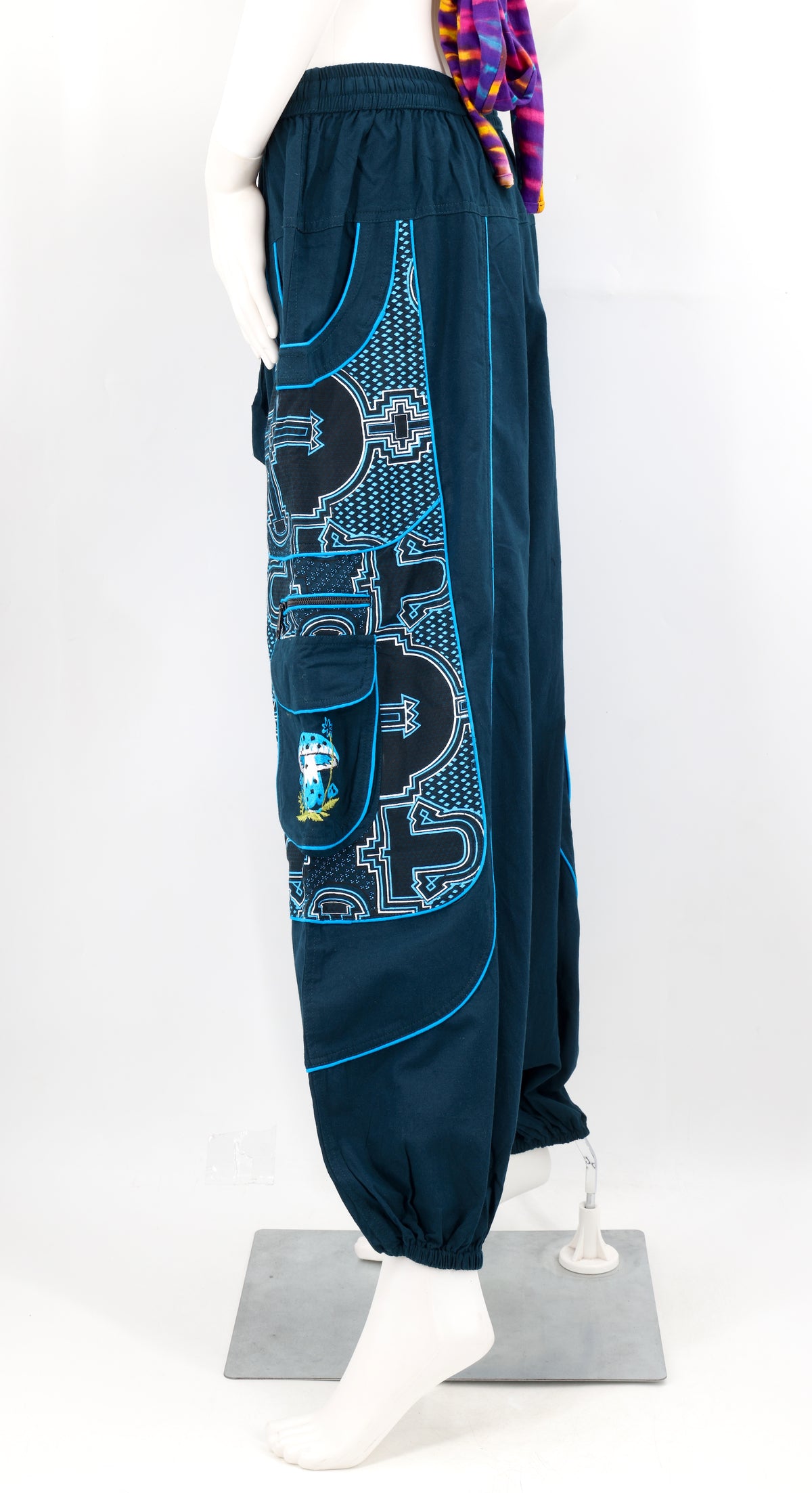 Geometrische Tribal-Haremshose mit mehreren Taschen | Handbestickte Baumwollhose mit Pilzmotiv
