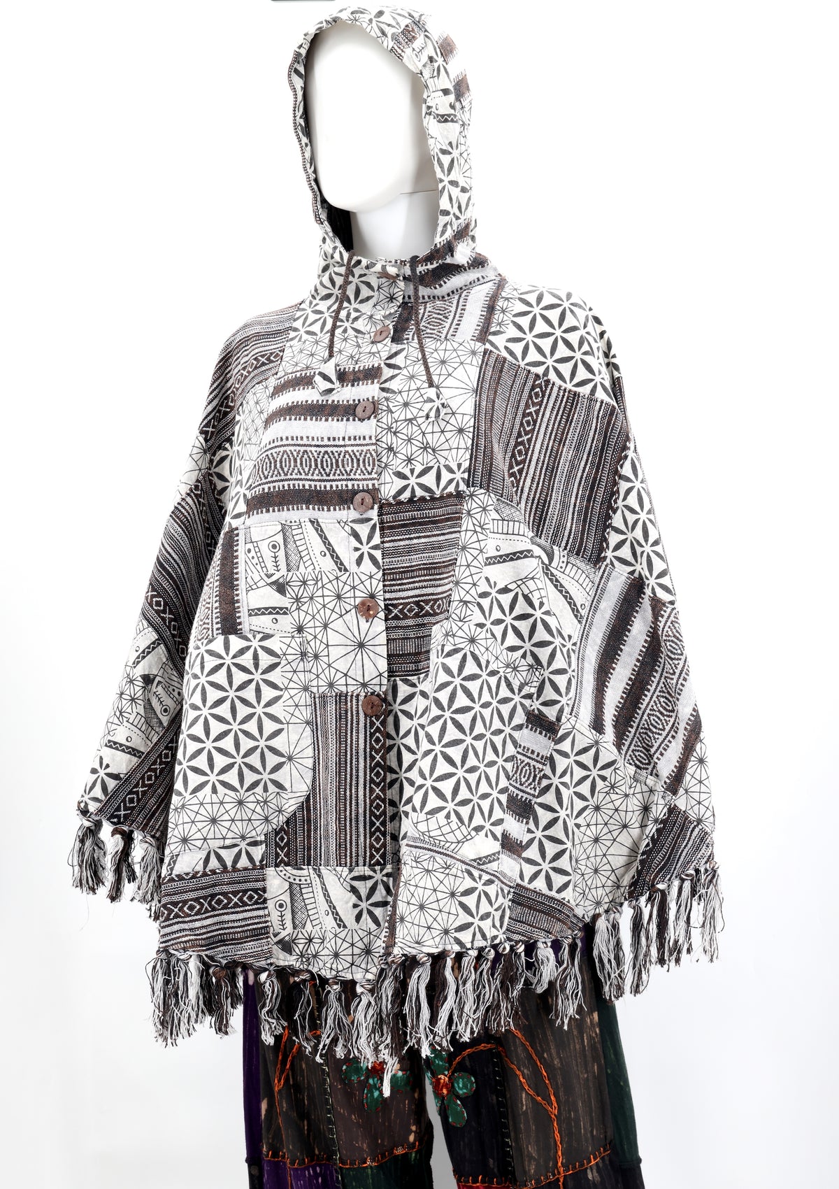 Handgefertigter Hippie-Boho-Poncho aus Baumwolle mit geometrischem Patchwork-Muster und Quasten