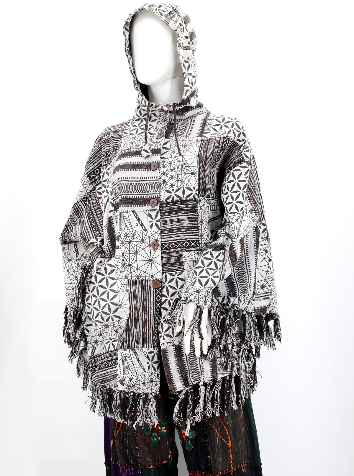 Handgefertigter Hippie-Boho-Poncho aus Baumwolle mit geometrischem Patchwork-Muster und Quasten