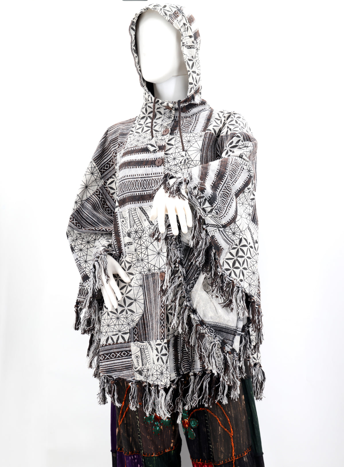 Handgefertigter Hippie-Boho-Poncho aus Baumwolle mit geometrischem Patchwork-Muster und Quasten