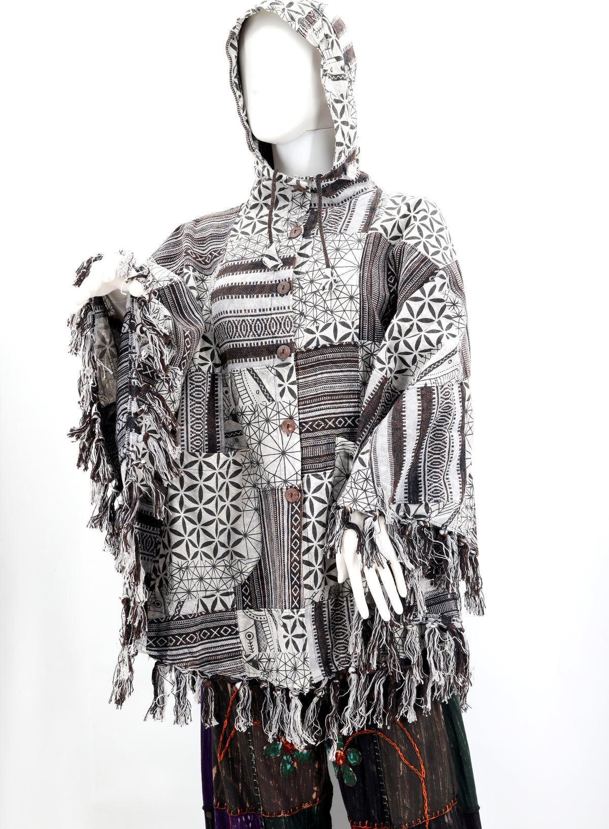 Handgefertigter Hippie-Boho-Poncho aus Baumwolle mit geometrischem Patchwork-Muster und Quasten