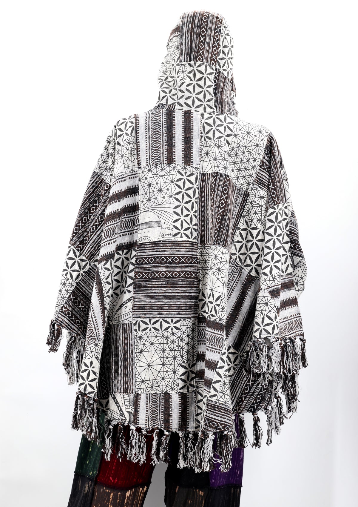 Handgefertigter Hippie-Boho-Poncho aus Baumwolle mit geometrischem Patchwork-Muster und Quasten