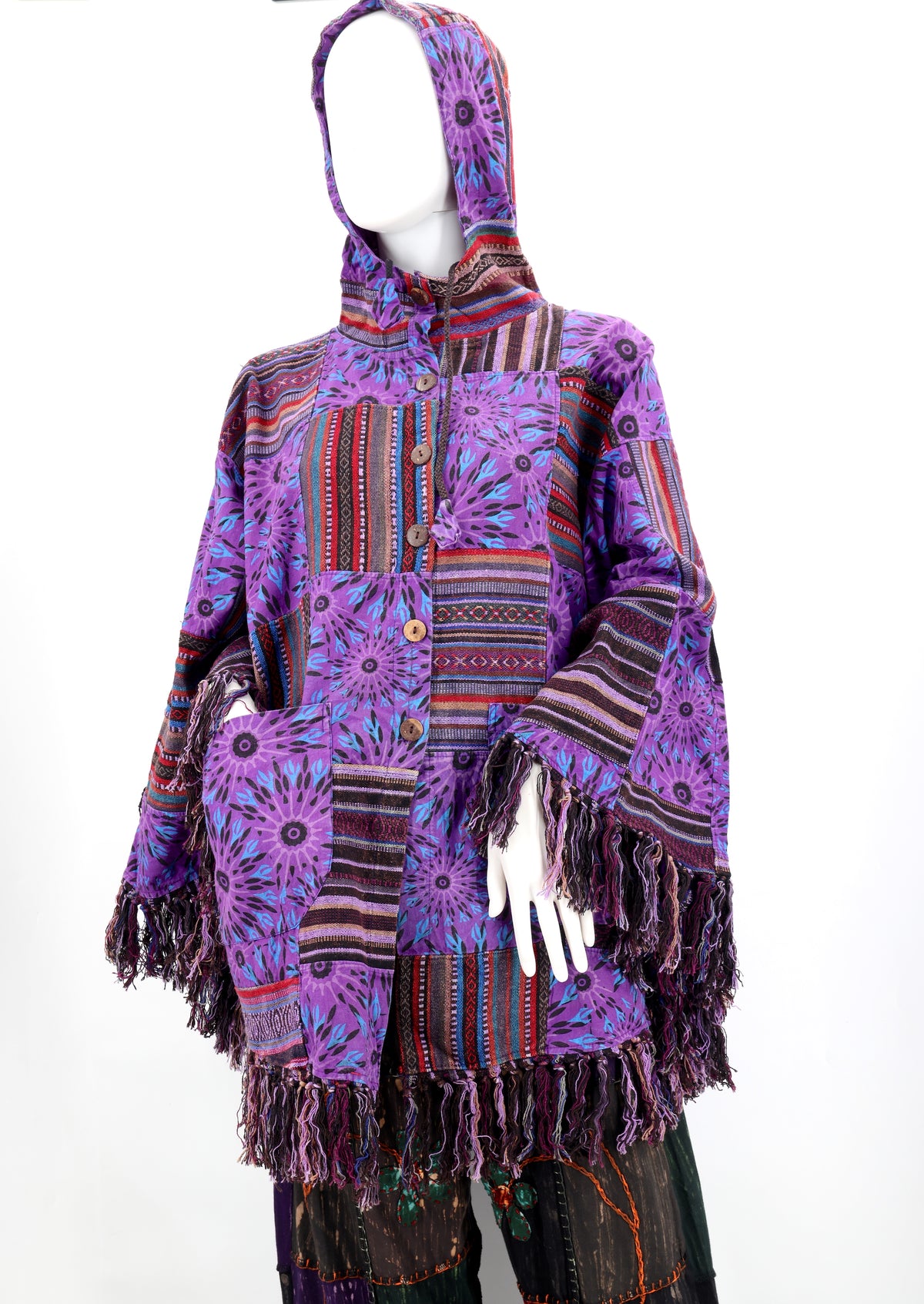 Handgefertigter Hippie-Boho-Poncho aus Baumwolle mit geometrischem Patchwork-Muster und Quasten