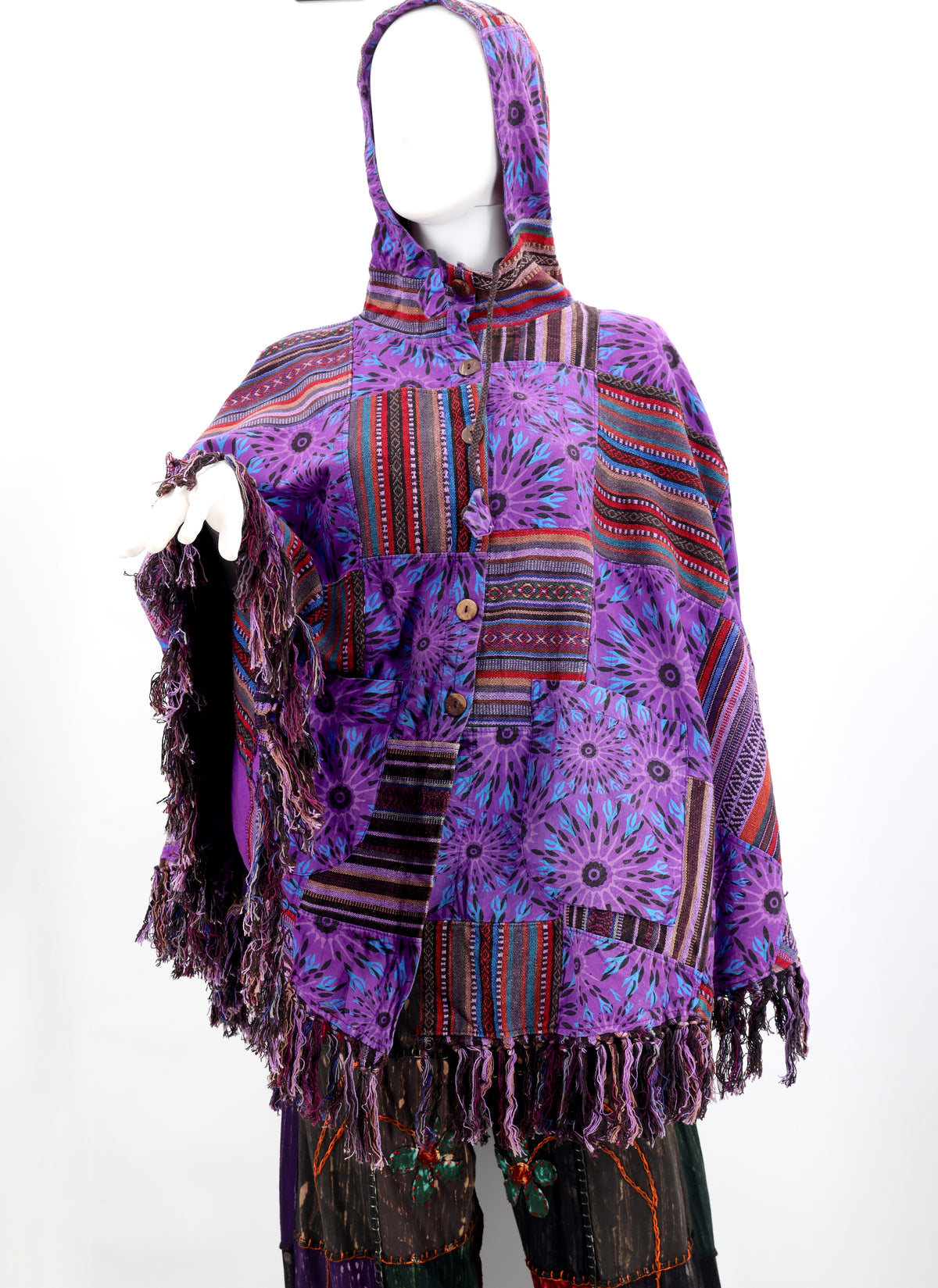Handgefertigter Hippie-Boho-Poncho aus Baumwolle mit geometrischem Patchwork-Muster und Quasten
