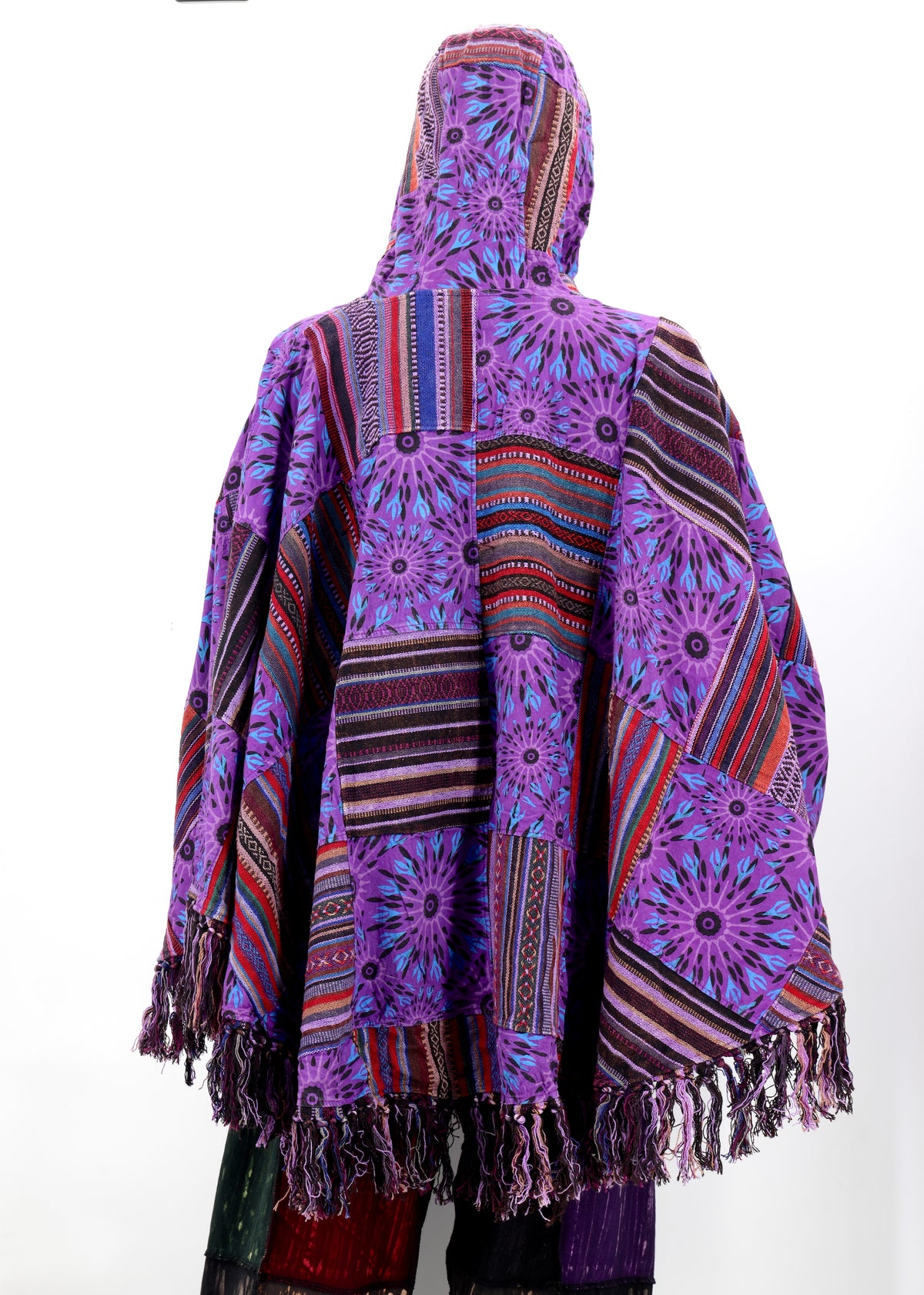 Handgefertigter Hippie-Boho-Poncho aus Baumwolle mit geometrischem Patchwork-Muster und Quasten
