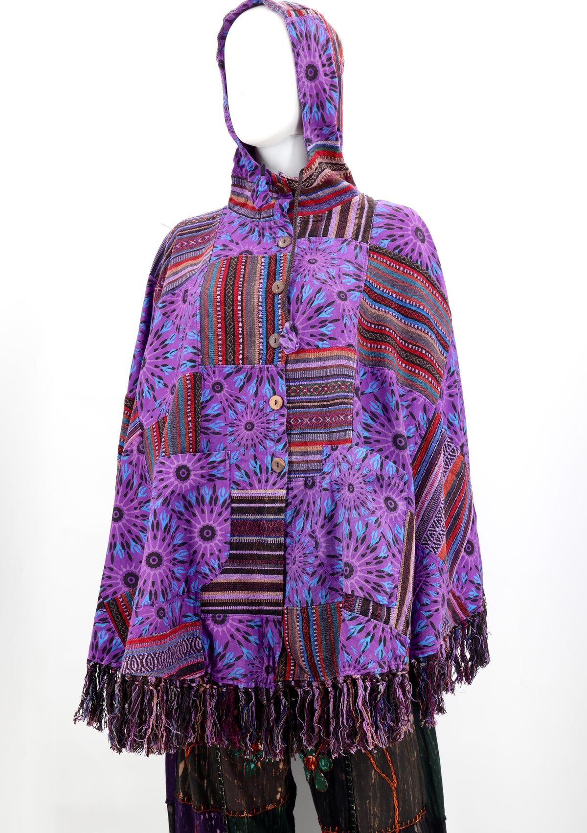 Handgefertigter Hippie-Boho-Poncho aus Baumwolle mit geometrischem Patchwork-Muster und Quasten