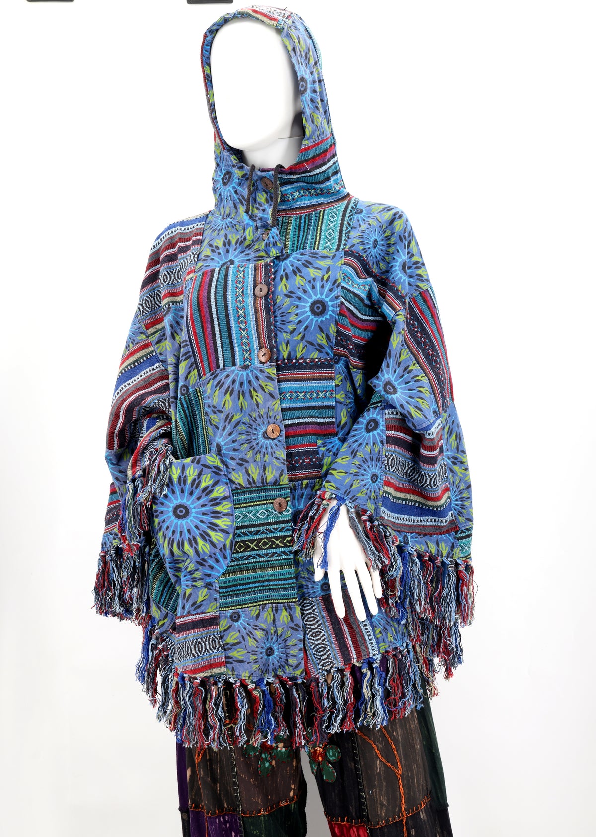 Handgefertigter Hippie-Boho-Poncho aus Baumwolle mit geometrischem Patchwork-Muster und Quasten