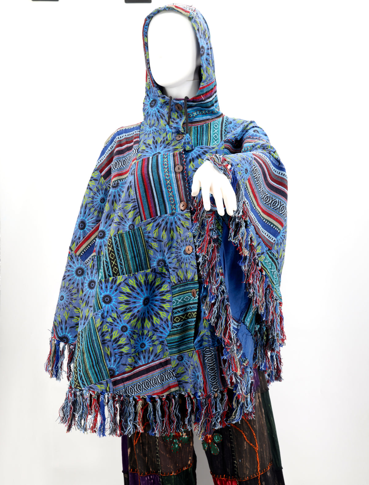 Handgefertigter Hippie-Boho-Poncho aus Baumwolle mit geometrischem Patchwork-Muster und Quasten