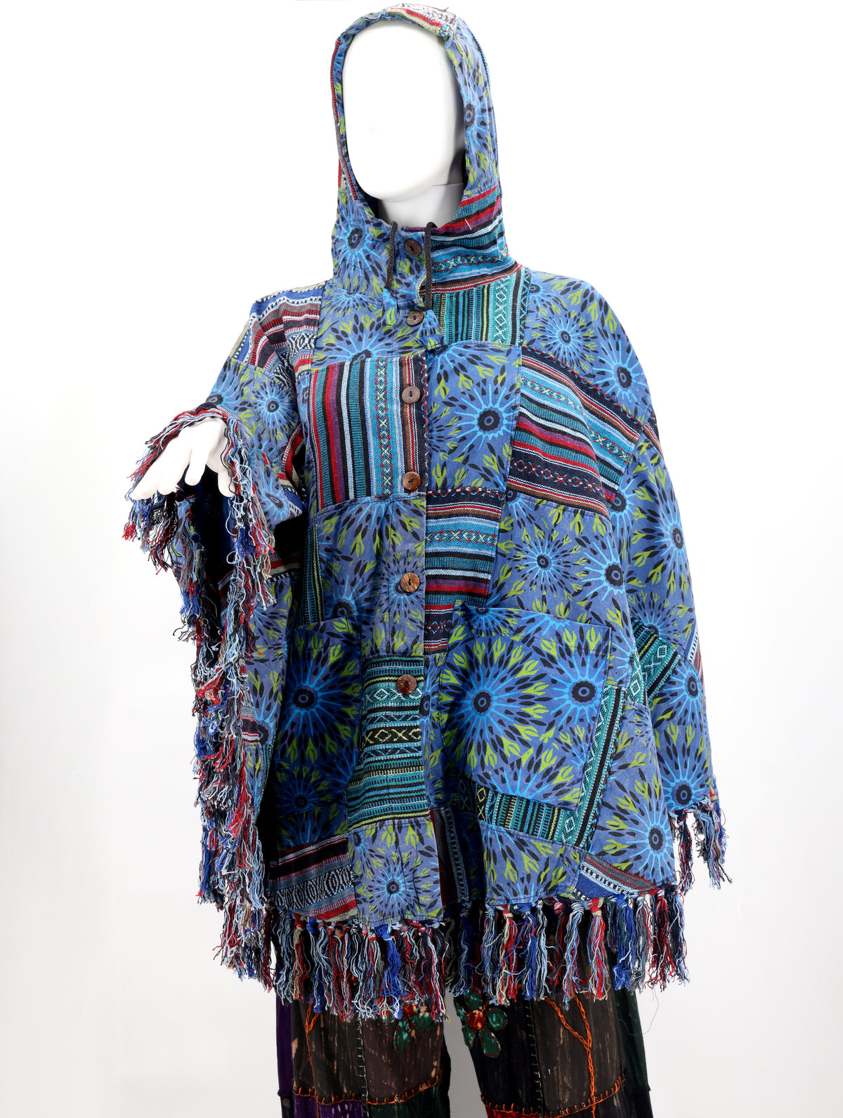 Handgefertigter Hippie-Boho-Poncho aus Baumwolle mit geometrischem Patchwork-Muster und Quasten