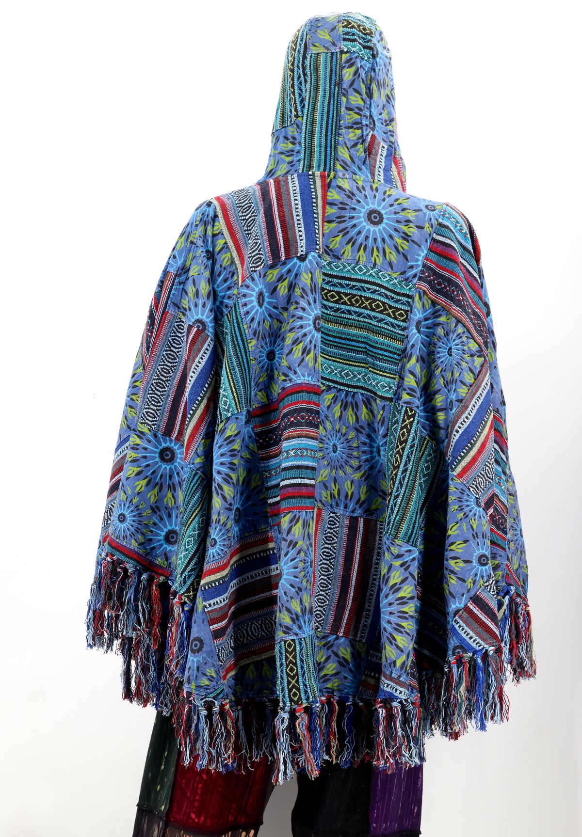 Handgefertigter Hippie-Boho-Poncho aus Baumwolle mit geometrischem Patchwork-Muster und Quasten