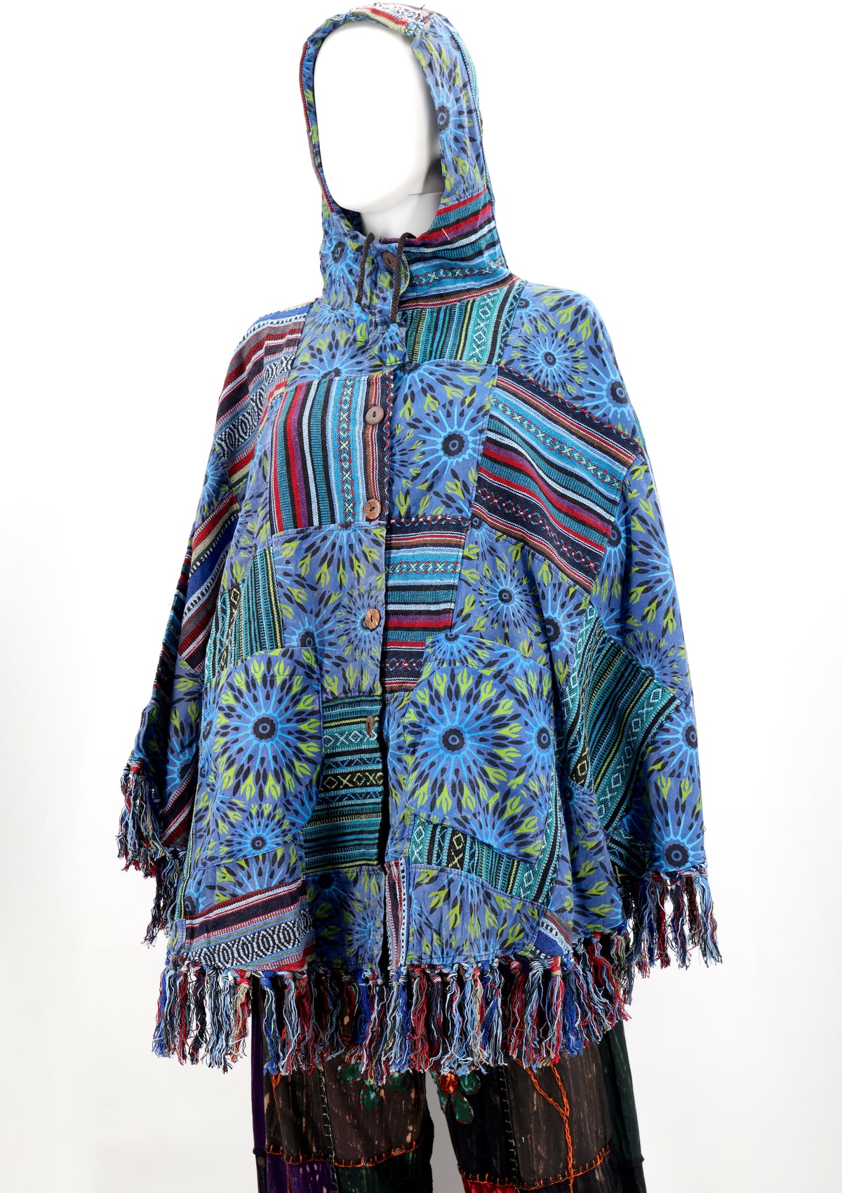 Handgefertigter Hippie-Boho-Poncho aus Baumwolle mit geometrischem Patchwork-Muster und Quasten