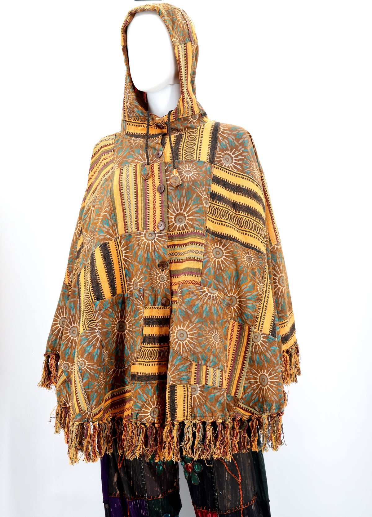 Handgefertigter Hippie-Boho-Poncho aus Baumwolle mit geometrischem Patchwork-Muster und Quasten