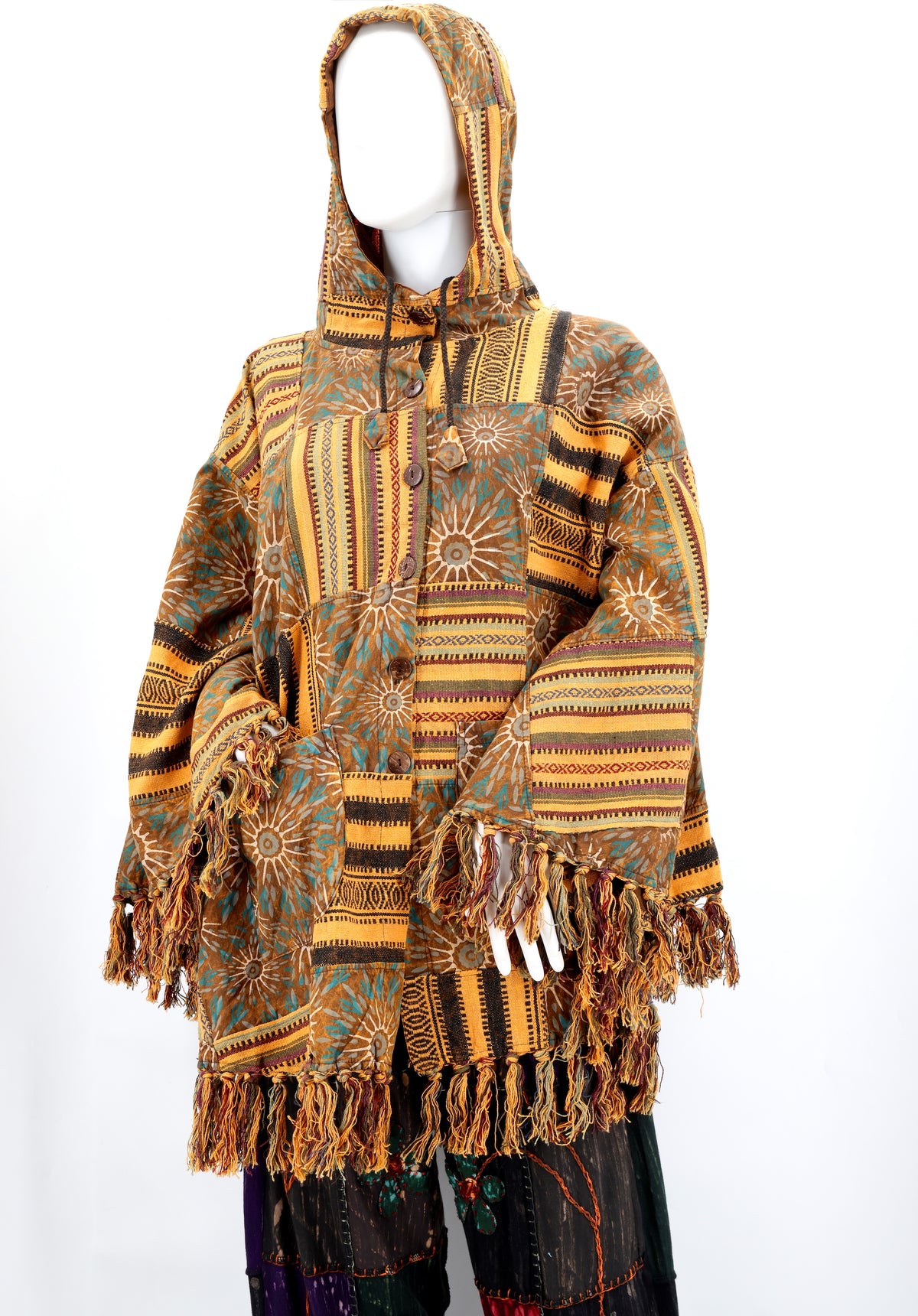 Handgefertigter Hippie-Boho-Poncho aus Baumwolle mit geometrischem Patchwork-Muster und Quasten