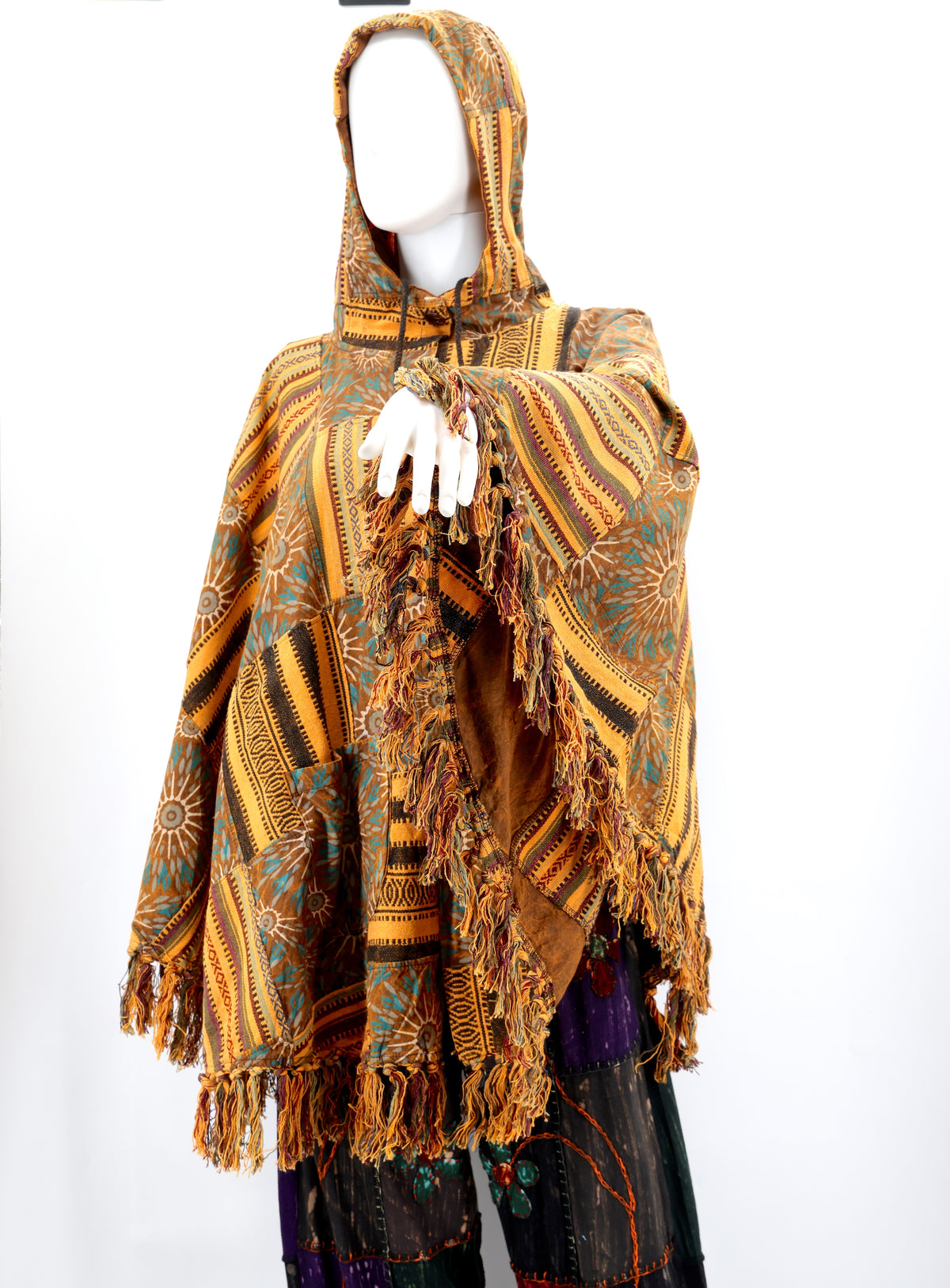 Handgefertigter Hippie-Boho-Poncho aus Baumwolle mit geometrischem Patchwork-Muster und Quasten
