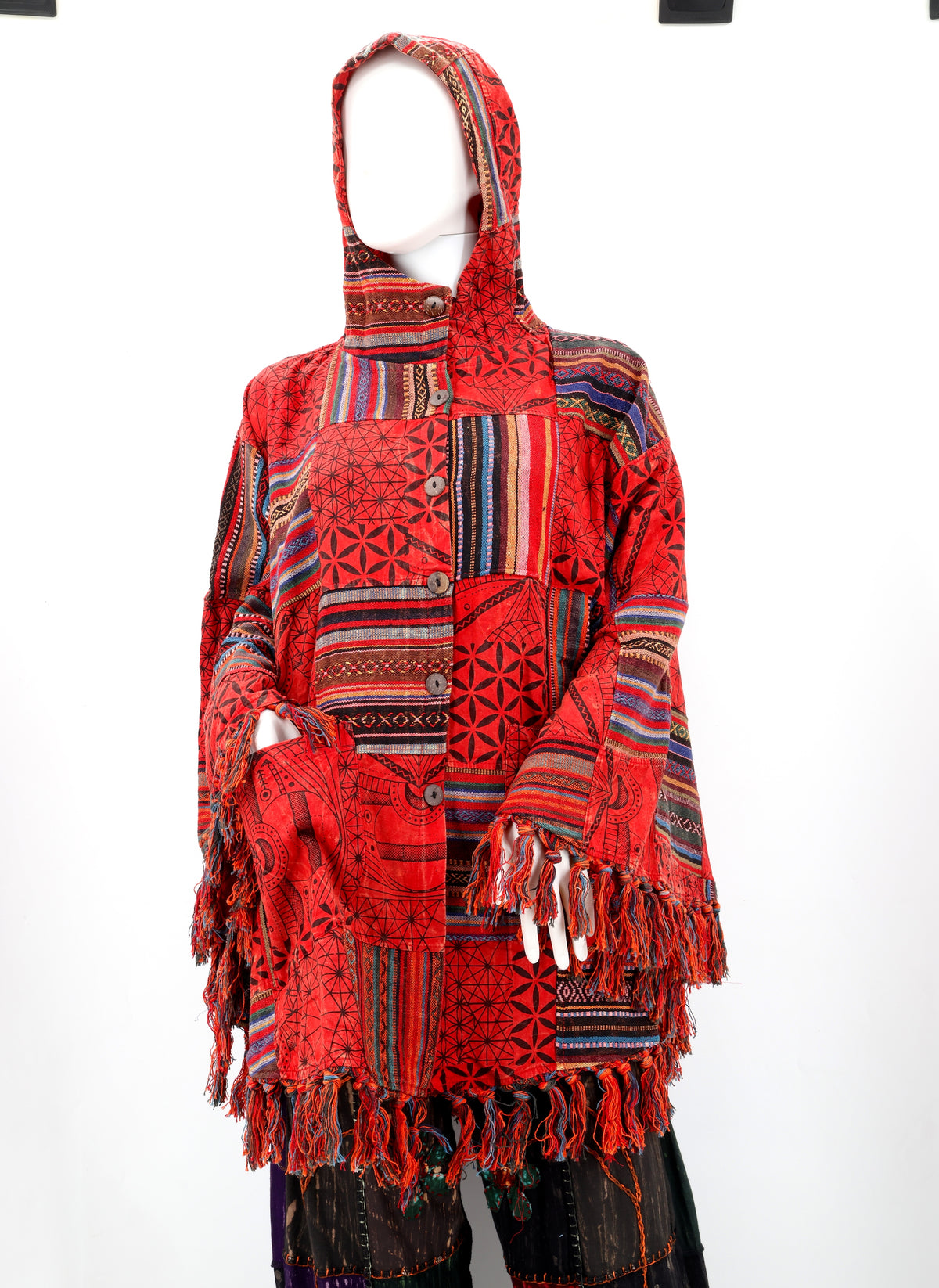 Handgefertigter Hippie-Boho-Poncho aus Baumwolle mit geometrischem Patchwork-Muster und Quasten