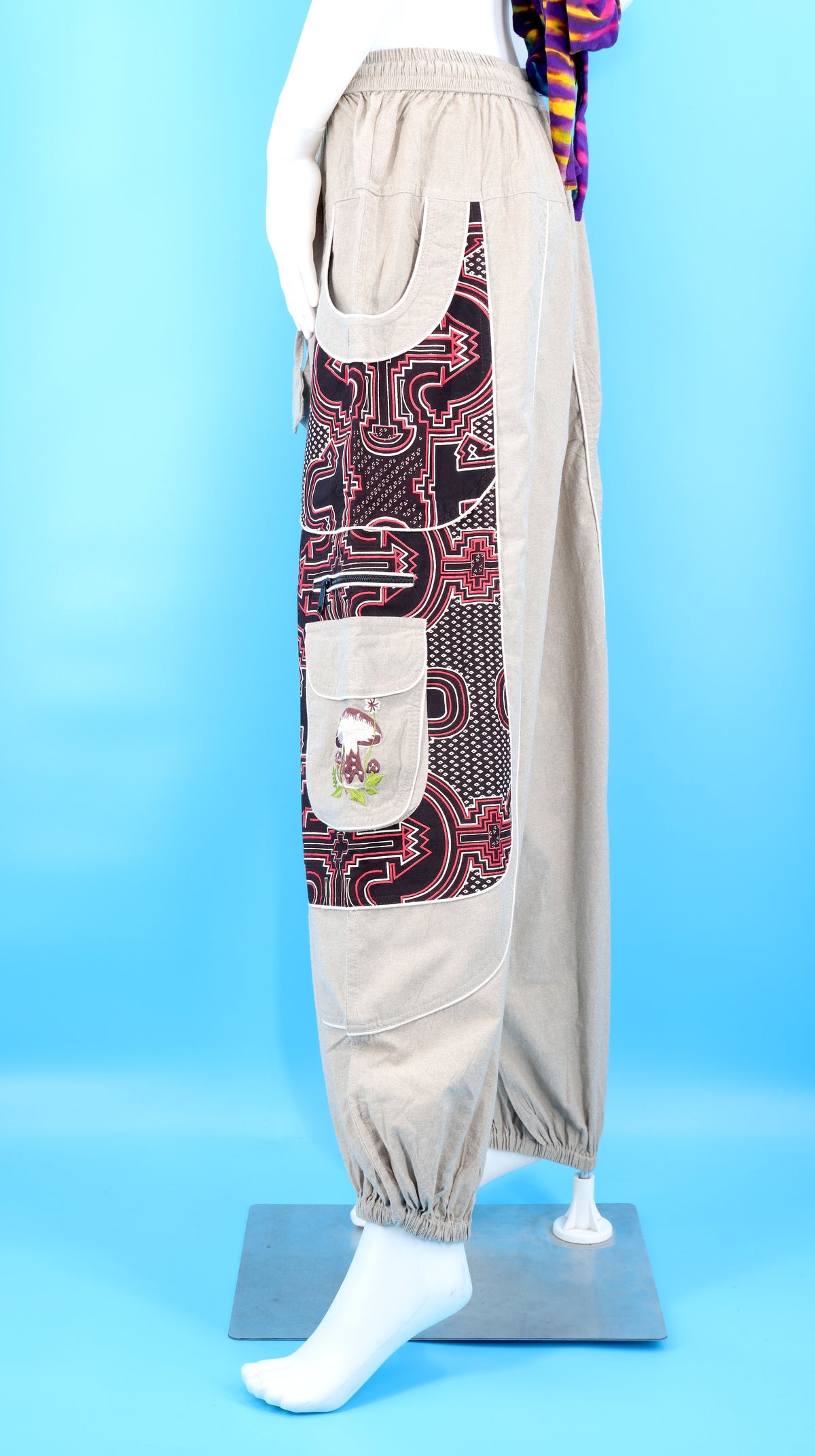 Geometrische Tribal-Haremshose mit mehreren Taschen | Handbestickte Baumwollhose mit Pilzmotiv